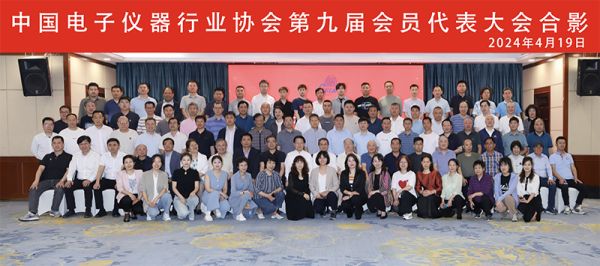 防靜電協(xié)會(huì )會(huì )議上卡帕爾榮獲“中國防靜電裝備品牌企業(yè)”稱(chēng)號和“